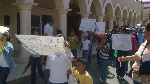 Promete obras el alcalde de Jiménez, pero no cumple
