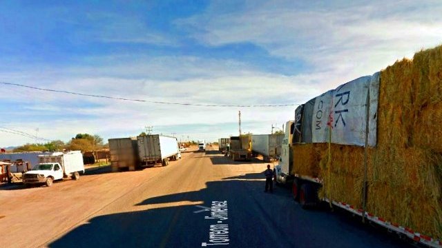 Ladrones encapuchados se roban cinco camiones en Escalón, Chihuahua
