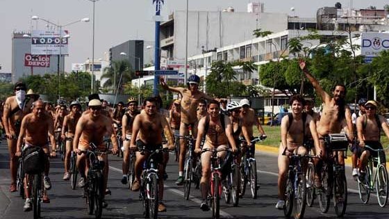 Desnudos, promueven la bicicleta en el DF