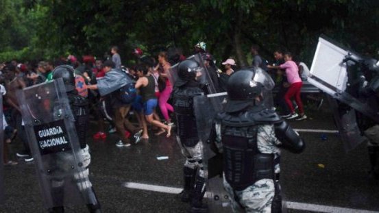 Crisis migratoria en gobierno de AMLO; INM y Guardia Nacional reprimen a caravana en Chiapas