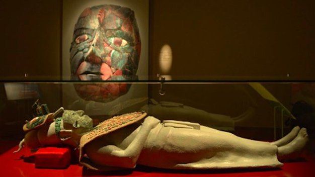 Físicos universitarios identifican materiales de la máscara de la Reina Roja de Palenque