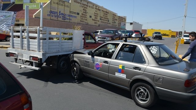 Se impacta taxista contra pickup en la Mirador