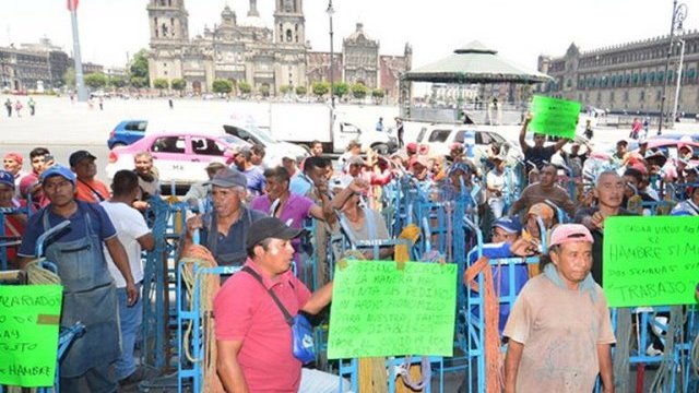 “Tenemos hambre”, protestan diableros de la Merced en el Zócalo capitalino