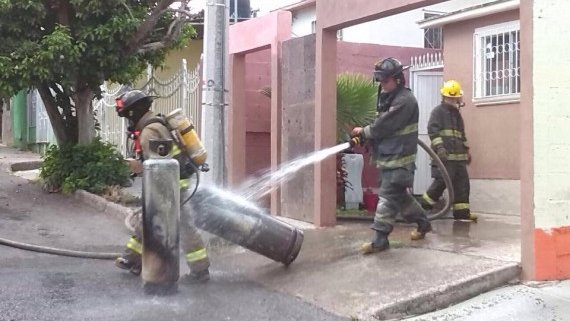 Salvan bomberos casa, al detener explosión de tanques de gas 