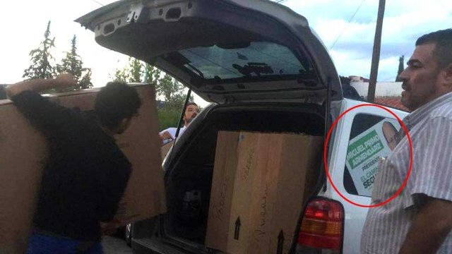 Denuncia: cargan material electoral en camioneta con logos del PRI