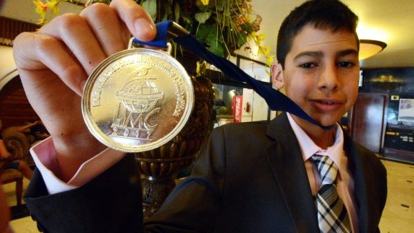 Niño local llegó de la India con medalla de plata en Olimpiada de Matemáticas