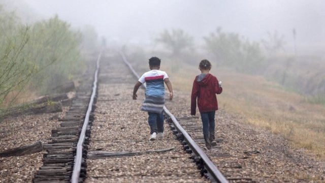 Más de 2,000 niños cruzaron de nuevo solos la frontera tras ser expulsados con sus familias