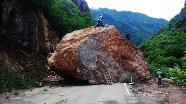 Se desplomó gigantesca roca sobre la carretera a Batopilas
