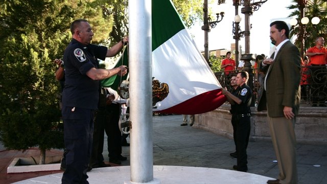 Rinden honores a la bandera en Plaza de Armas