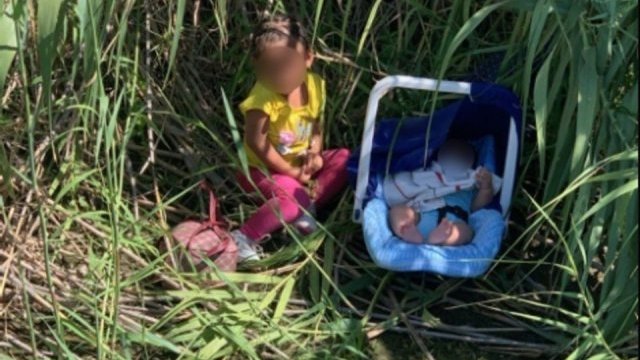 Agentes fronterizos rescataron a dos hermanos, de dos meses y tres años, abandonados en el Río Grande