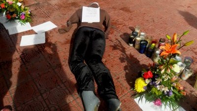 Donde se derramó la sangre de Marisela, un maniquí exige justicia