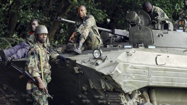 Las tropas francesas toman el control del aeropuerto de Abiyán