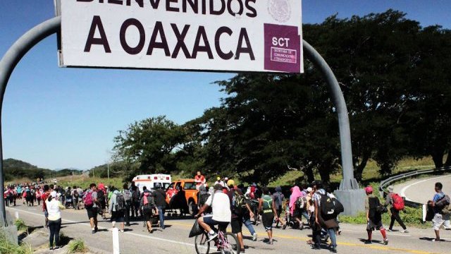 Caravana migrante deja atrás Chiapas e ingresa a Oaxaca rumbo al norte