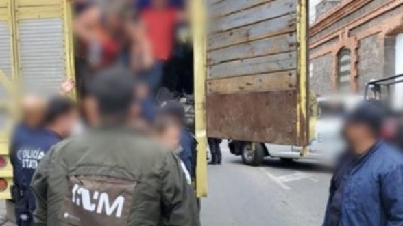 Localizan a más de 100 migrantes que viajaban hacinados dentro de un camión en Puebla