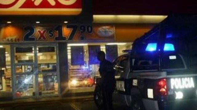 Mata policía encubierto a un asaltante en un Oxxo de Juárez