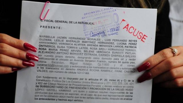Madres y padres de niños con cáncer denuncian ante FGR a López-Gatell por genocidio