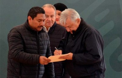 Alcalde de Mexquitic entrega peticiones a AMLO